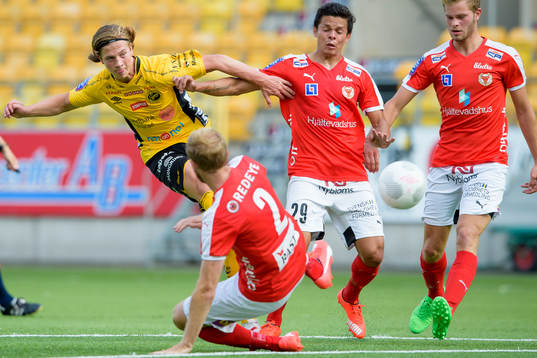 Elfsborgs Simon Olsson skjuter och Kalmars Marcus