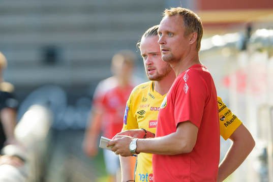 Elfsborgs tränare Jesper Bengtsson instruerar Linus