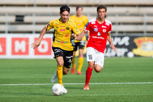 Elfsborgs Liridon Gashi med Kalmars Herman Hallberg i