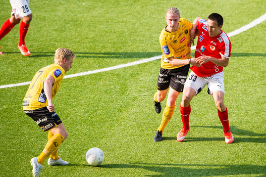 Elfsborgs Per Frick med bollen och Viktor Götesson