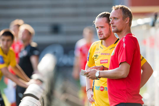 Elfsborgs tränare Jesper Bengtsson instruerar Linus