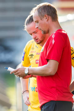 Elfsborgs tränare Jesper Bengtsson instruerar Linus