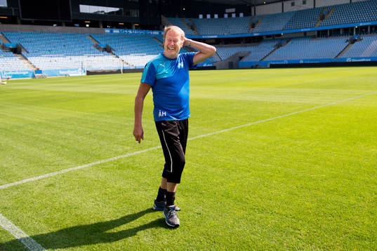 Malmö FFs tränare Åge Hareide skrattar