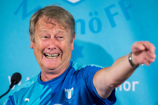 Malmö FFs tränare Åge Hareide skrattar