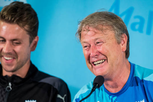 Malmö FFs Kári Árnason och tränare Åge Hareide skrattar