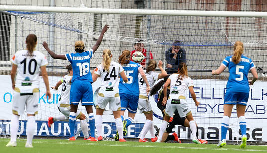 Eskilstuna Uniteds Vaila Barsley gör 1- 0