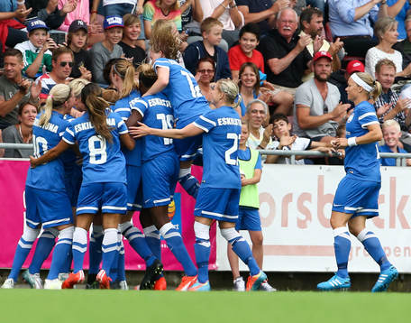 Eskilstuna United firar 1 -0 målet i första halvlek