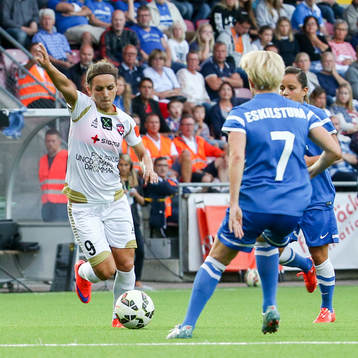Rosengårds Natasa Andonova skjuter 1-0 målet