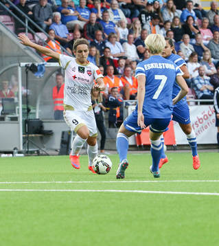 Rosengårds Natasa Andonova skjuter 1-0 målet