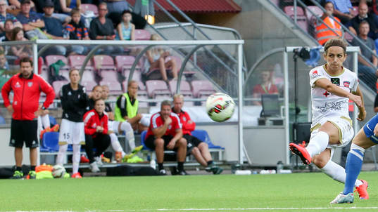 Rosengårds Natasa Andonova skjuter 1-0 målet
