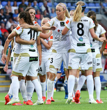 Rosengård firar 1-0 vid bänken