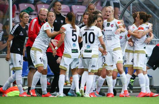 Rosengård firar 1-0 vid bänken
