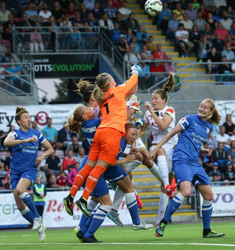Eskilstuna Uniteds Målvakt Emelie Lundberg fredar måtel