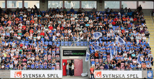 Drygt 5500 personer på läktarna innan fotbollsmatchen