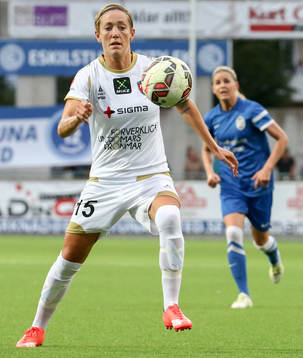Rosengårds Therese Sjögran med bollen