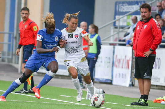 Tuff kamp om bollen mellan  Eskilstunas Gaelle Enganamouit