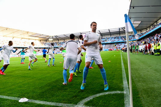 Malmö FFs Kari Arnason värmer upp