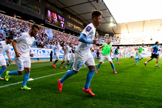 Malmö FFs Tobias Sana värmer upp