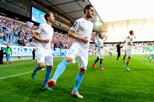 Malmö FFs Kari Arnason och Agon Mehmeti värmer upp