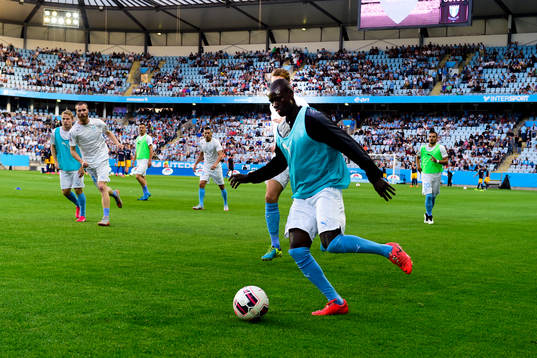 Malmö FFs Enock Kofi Adu värmer upp