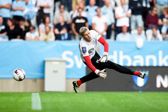 Malmö FFs målvakt Fredrik Andersson värmer upp