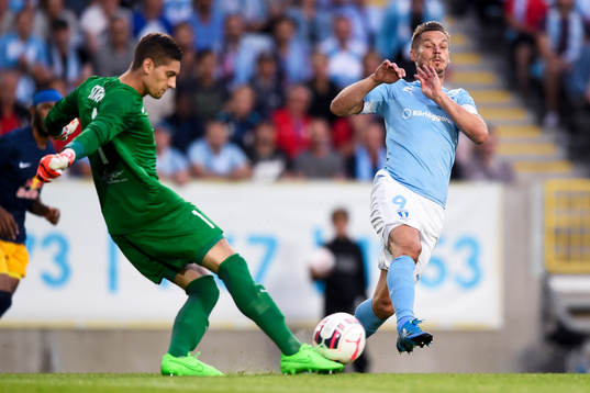 Malmö FFs Markus Rosenberg och Salzburgs målvakt Cican