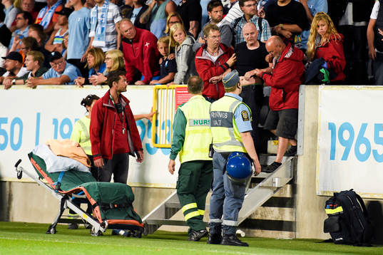 En person på läktaren får lämna arenan på bår