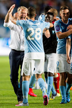 Malmö FFs tränare Åge Hareide jublar med Nikola Djurjic