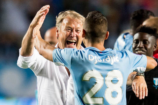 Malmö FFs tränare Åge Hareide jublar med Nikola Djurjic