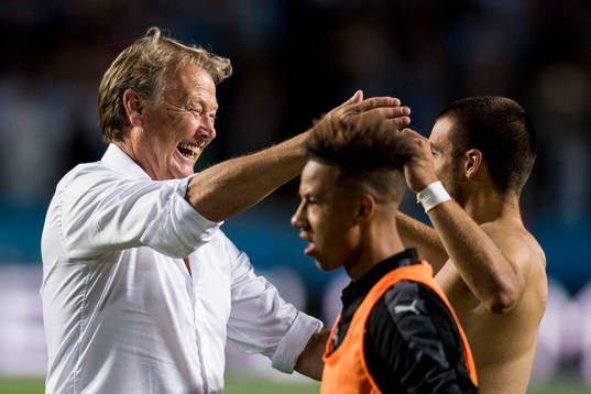 Malmö FFs tränare Åge Hareide kramar om Vladimir Rodic