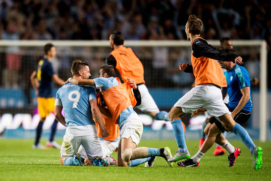Malmö FFs Markus Rosenberg jublar ihop med bänken