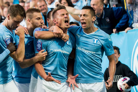 Malmö FFs Markus Rosenberg (m) jublar ihop med Nikola