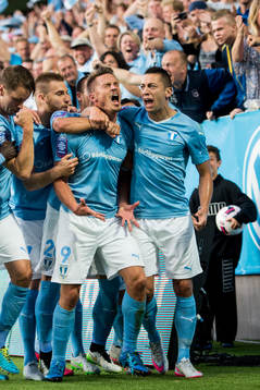Malmö FFs Markus Rosenberg (m) jublar ihop med Nikola