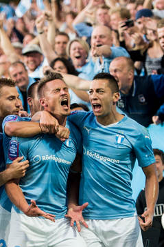 Malmö FFs Markus Rosenberg (m) jublar ihop med Nikola