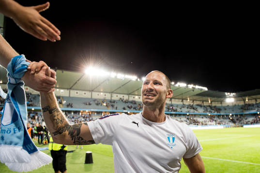 Malmö FFs målvakt Johan Wiland tackar publiken