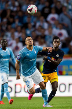 Malmö FFs Nikola Djurjic och Salzburgs David Atanga