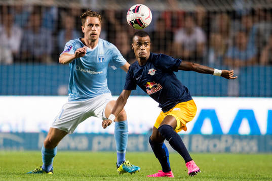 Malmö FFs Kari Arnason och Salzburgs Felipe Pires