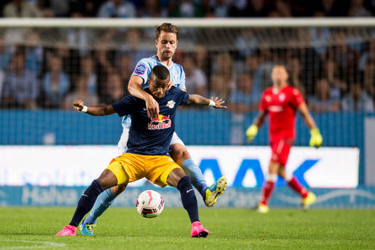 Malmö FFs Kari Arnason och Salzburgs Felipe Pires