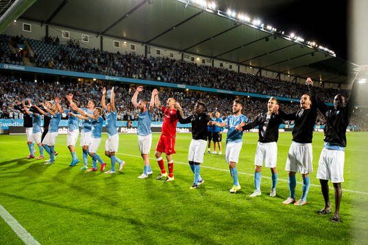 Malmö FFs spelare jublar mot publiken