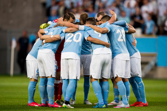 Malmö FFs spelare samlas i en ring