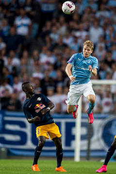 Salzburgs Naby Keita och Malmö FFs Oscar Lewicki