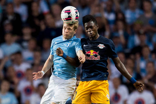 Malmö FFs Oscar Lewicki i nickduell med Salzburgs David