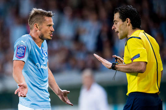 Malmö FFs Markus Rosenberg i samtal med domare Michael