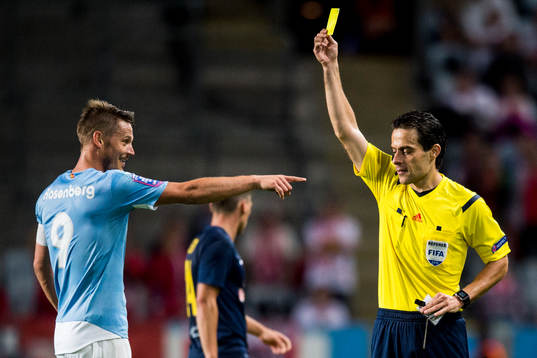 Malmö FFs Markus Rosenberg får gult kort av domare