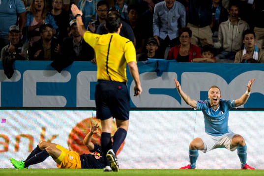 Malmö FFs Anton Tinnerholm är inte överens med domare