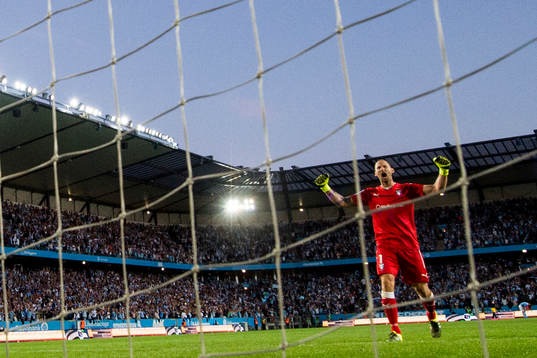 Malmö FFs målvakt Johan Wiland jublar