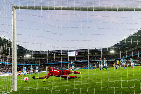 Malmö FFs målvakt Johan Wiland räddar ett skott