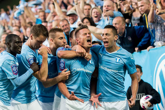 Malmö FFs Markus Rosenberg (m) jublar ihop med Nikola