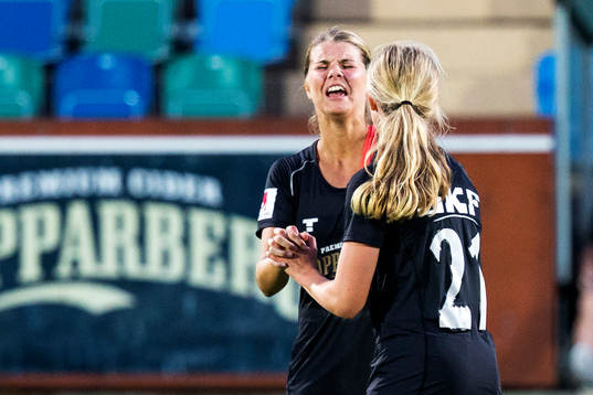 Göteborgs Andrine Hegerberg, Rebecka Blomqvist jublar