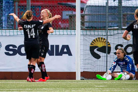 Göteborgs Sara Linden och Adelina Engman jublar